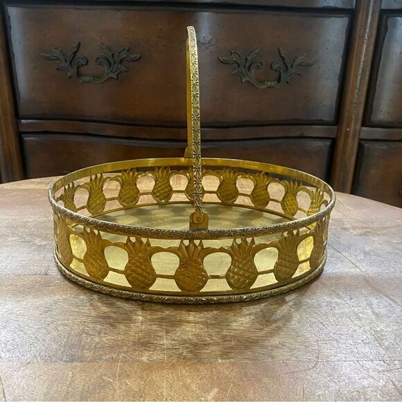 Vintage solid brass handles tray with pineapple railing - Picture 2 of 5